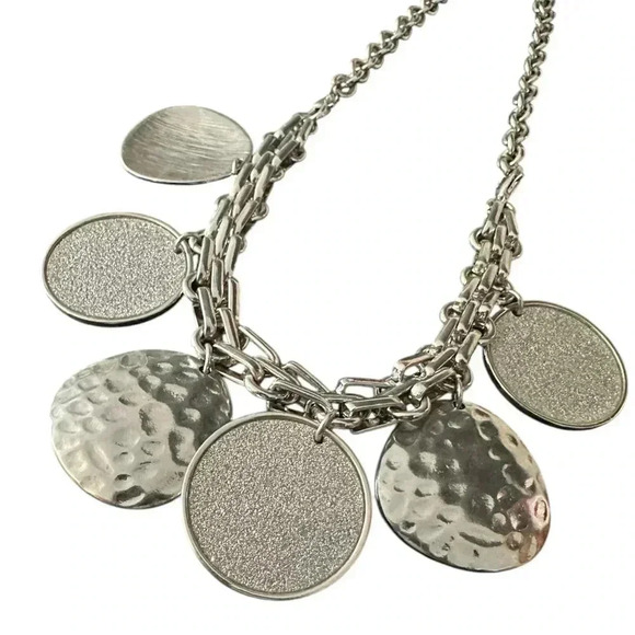 NWOT SILVER SPARKLY CIRCLE CHARM NECKLACE - Picture 1 of 3